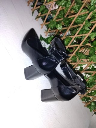 Zapatos de tacón negros brillantes