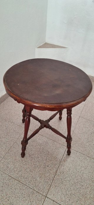 Mesa auxiliar de madera