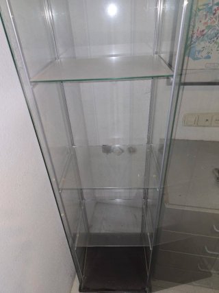 Vitrina de cristal con 4 estantes