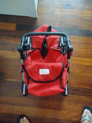 Cochecito de juguete rojo