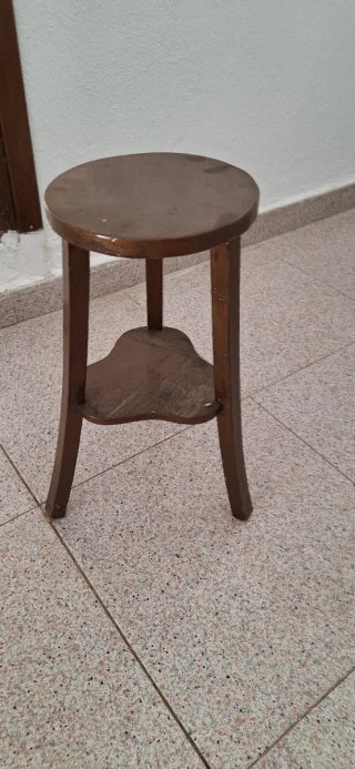 Mesa auxiliar de madera