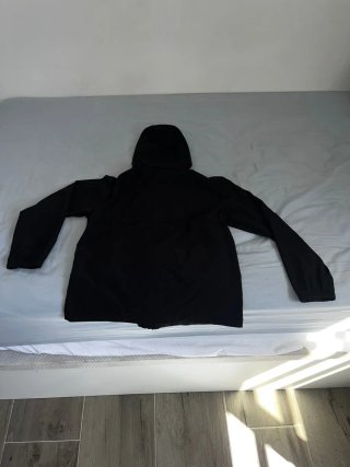 Sudadera negra con capucha