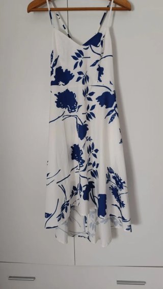 Vestido blanco con estampado floral azul