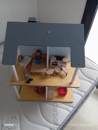 Casa de muñecas de madera