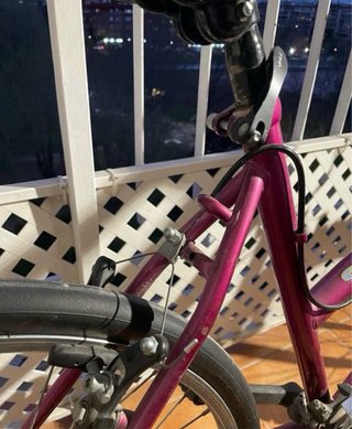 Bicicleta de montaña morada