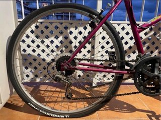 Bicicleta de montaña morada