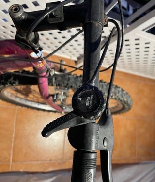 Bicicleta de montaña morada
