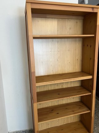Estantería de madera natural
