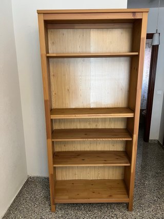 Estantería de madera natural