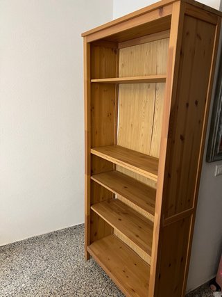 Estantería de madera natural