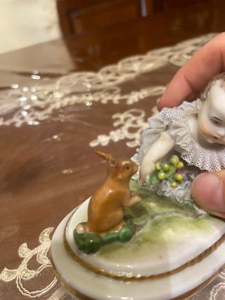 Bambina con coniglio in porcellana muller