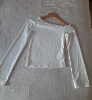 Camiseta hombro descubierto con ojales
