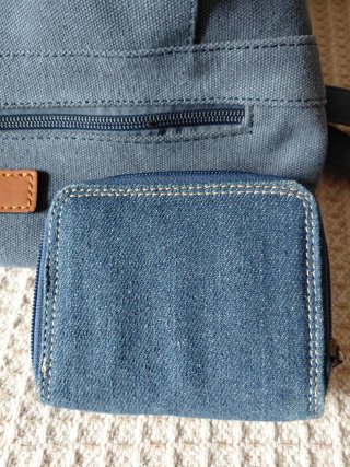 Mochila azul y monedero vaquero