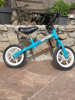 Bicicleta de equilibrio azul para bebés