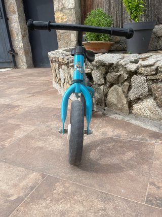 Bicicleta de equilibrio azul para bebés