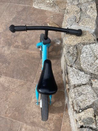 Bicicleta de equilibrio azul para bebés