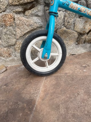 Bicicleta de equilibrio azul para bebés