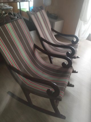 Coppia di antiche seggiole a dondolo in legno a righe