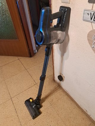 Aspiradora escoba azul y negra