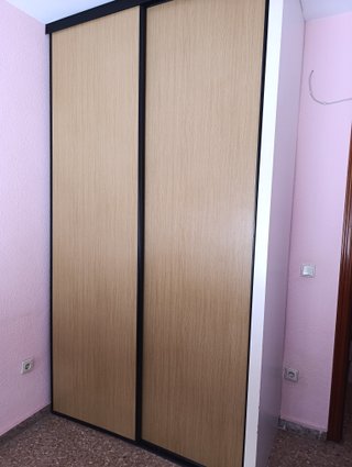 Armario empotrado madera espacioso