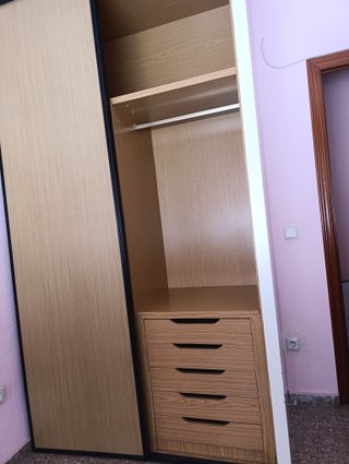 Armario empotrado madera espacioso