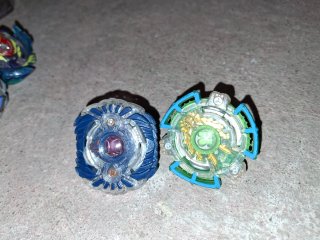 Beyblade: 42 piezas, 2 lanzadores, 1 estadio