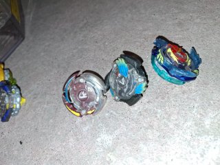 Beyblade: 42 piezas, 2 lanzadores, 1 estadio