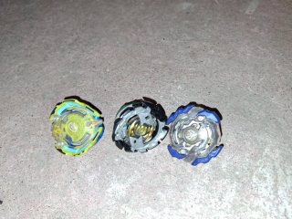 Beyblade: 42 piezas, 2 lanzadores, 1 estadio