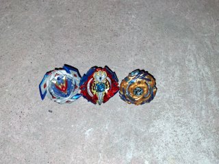 Beyblade: 42 piezas, 2 lanzadores, 1 estadio