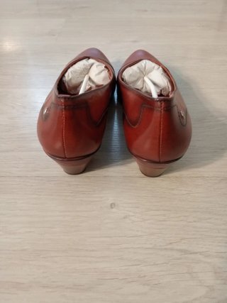 Zapatos de tacón marrones para mujer