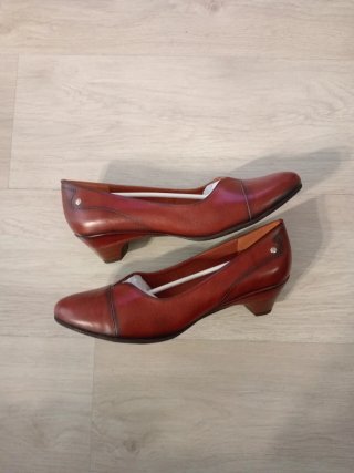 Zapatos de tacón marrones para mujer
