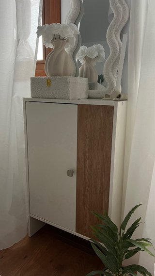 Mueble de almacenaje blanco y madera
