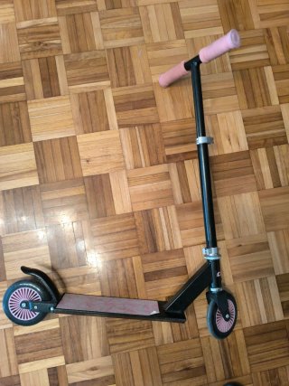 Patinete infantil rosa Solo venta en La Coruña.