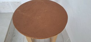 Mesa redonda de madera y corcho