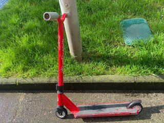 Patinete rojo