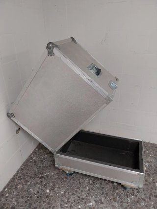 Baúl metálico plateado con ruedas