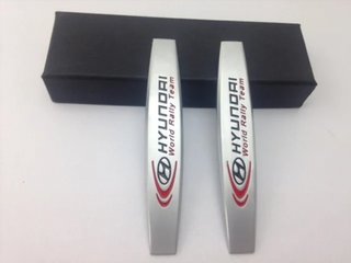 EMBLEMA LATERAL O TRASERO HYUNDAI PLATA MATE