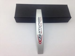 EMBLEMA LATERAL O TRASERO HYUNDAI PLATA MATE
