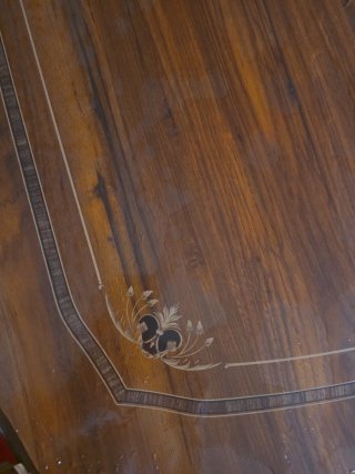 Mesa de comedor y 5 sillas de madera