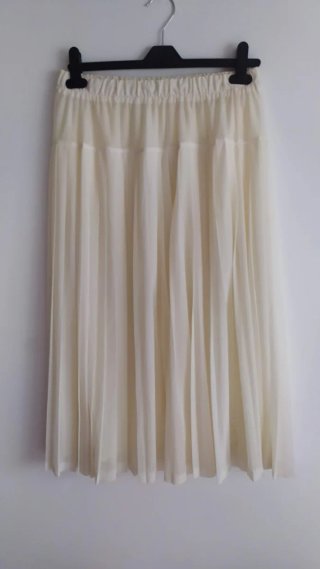 Conjunto beige encaje falda plisada