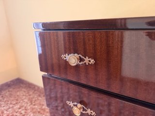Cómoda de madera antigua