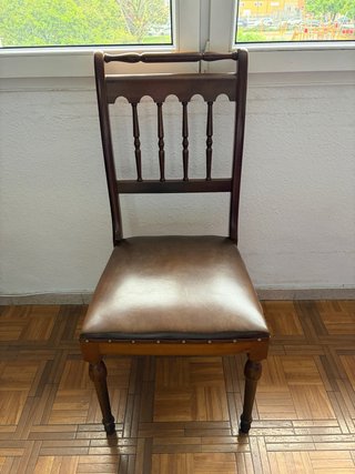 Silla de madera con asiento de piel