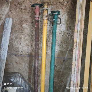 Puntal de obra metálico