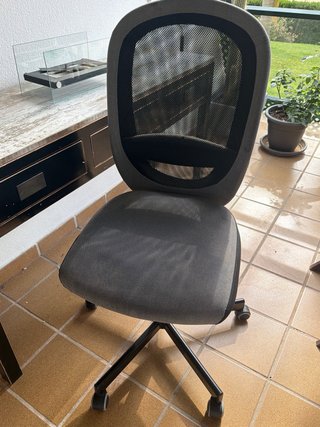 Silla de estudio negra y marrón