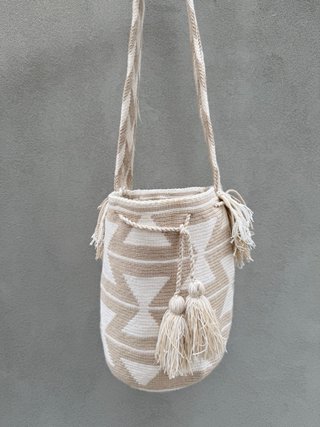 Bolso Wayuu tejido beige y blanco