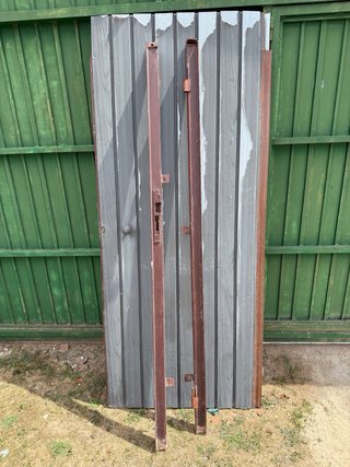 Puerta de hierro gris