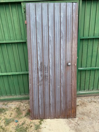 Puerta de hierro gris