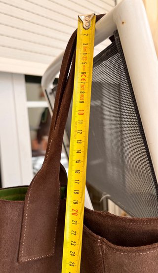 Bolso de ante marrón con cadena y borla