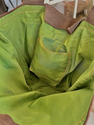 Bolso de ante marrón con cadena y borla