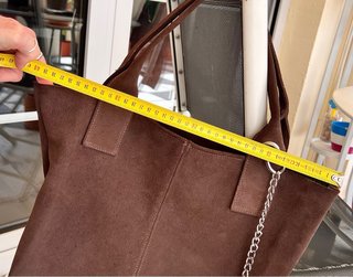 Bolso de ante marrón con cadena y borla